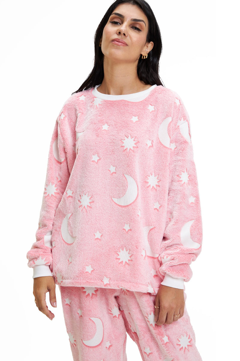 Pijama Adulto em Fleece Feminino Brilha no Escuro - Estrelas Lua Rosa